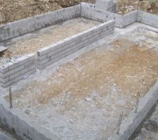 B&eacute;ton coul&eacute; dans les parpaings coffrants du vide-sanitaire