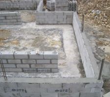 B&eacute;ton coul&eacute; dans les parpaings coffrants du vide-sanitaire