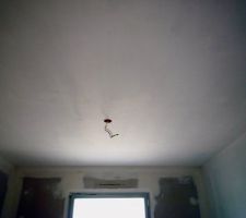 Le m&ecirc;me plafond, mais en ayant exag&eacute;rer le contraste pour mettre en &eacute;vidence les saloperies de traces de rouleaux...