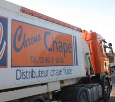 Le camion de chez Chrono Chape était bien à l'heure du rendez vous.
Il s'agit d'un camion entièrement automatisé et géré par ordinateur qui offre une grande capacité de production et une rapidité de mise en oeuvre de la chape fluide sans interruption de pompage