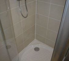 La douche du cabinet de toilette de la chambre d'amis