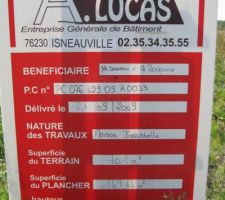 Voici le panneau avec toutes les informations du permis de construire.