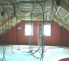 Vue coté Est. Une cloison séparera les 2 fenêtres des 2 pignons. installation électrique en attente.