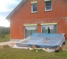 Chantier en cours. Vue sur l'installation de fortune pour protéger de la pluie le 2ème tiers de terrasse en cours de fabrication