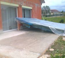 Chantier en cours. Vue sur la protection de fortune fabriqué à la hate pour protéger de la pluie le béton encore frais.