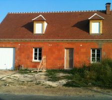 Le devant de la maison avec fenêtre et portes