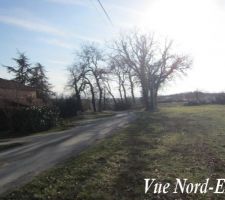 L&agrave; il est situ&eacute; derriere les arbres en face