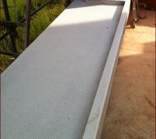 Mise en place des appuis de fenêtres. Belles pièces !