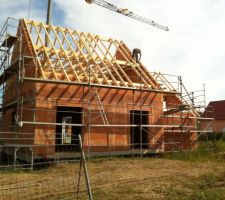 Reprise du chantier charpente avec les maçons.