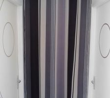 On a mis un rideau pour cacher le d&eacute;barras de l'entr&eacute;e