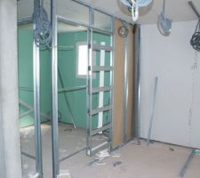 Salle de bain RDC avec futures portes coulissantes