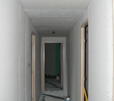 Le couloir vue de la descente d'escalier