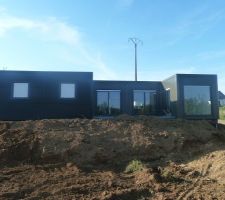 Voici une vue de la maison avec les deux chambres des enfants, le séjour avec les deux baies vitrées qui donnent sur la terrasse et notre chambre avec une grande baie fixe et une porte oscillo battant qui donne sur la terrasse
