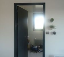 Une vue du séjour vers le bureau, tout est arrivé peint les portes sont anthracite, les interrupteurs déjà posés ainsi que les radiateurs...

j'ai déjà mis un petit élément de déco avec des petites suspensions aimantées... c'est idéal