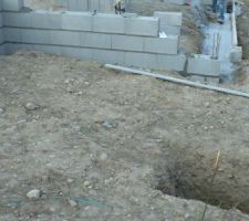 Vide sanitaire côté terrasse couverte, le pilier n'a pas encore été coulé