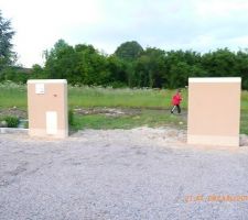 L'entr&eacute;e de notre terrain les murets sont deja fait.