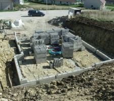 Les murs des garages et de la cave s'élèvent.