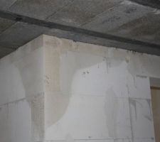 Visuel de l'infiltration d'eau et ce malgré l'étanchéité du toit terrasse. Cela provient de la différence de hauteur entre le garage et la partie maison. Dieu merci le problème est résolue depuis juin 2012 enfin je crois.