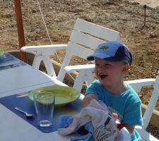 Hugo en plein délire en attendant le repas de midi