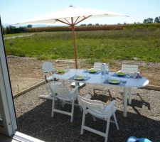 Table de la terrasse préparée pour le déjeuner de ce samedi ensoleillé