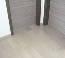 Pose des plinthes du parquet terminée