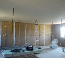 Mise en place de la laine de verre sur les murs du premier étage, presque fini