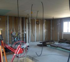 Mise en place de la laine de verre sur les murs du premier étage, presque fini