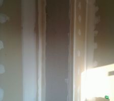 Ajout d'une cloison pour fermer complètement l'espace réservé au conduit de fumée, à l'étage