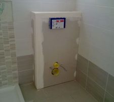 Sur sa lancée, le plaquiste a également réalisé le coffrage du bâti-support des WC suspendus du RDC.