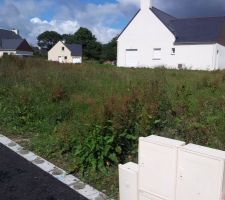 Terrain, vu de la rue.