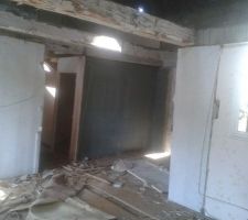 Après une aprem et une matinée de taf, le plancher et le plafond sont enlevés et le premier etage nettoyer. L