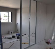 On attaque les cloisons ! Ici entre la chambre 3 et 4...