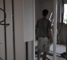 L'entourage de porte de la chambre 3 installé