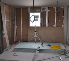 La salle de bain, avec les plaques de placo spécial pièces humides qui attendent