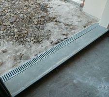 Egout de garage et barre de seuil métallique de la porte basculante