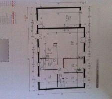 Plan de la maison :

notre maison sera compose d une salle de bain avec des toilette incorporer, d une cuisine ouverte sur salon donc on va laisser 70cm du mure actuellement sur le plan et de deux chambres donc la troisième chambre sera enlevé pour que le salon salle à mange soit plus grand et qu on puisse y mettre l escalier car nous souhaitons aménager le comble à la livraison pour y faire 3 chambres une salle de bain et des wc.