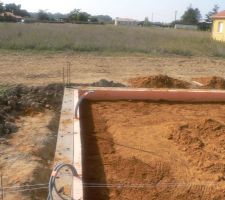 Detail du polyfoam (plystirene extrudé) posé verticalement)les trous dans l'isolant sont rebouchés a la mousse PU