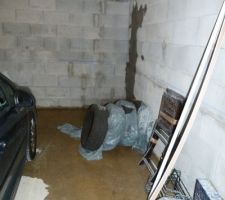 Fuite au niveau des bouches d'a&eacute;ration r&eacute;alis&eacute;e apr&egrave;s la remise des terres
1er appel au constructeur pour expliquer le probl&egrave;me... nous pensions que l'&eacute;tanch&eacute;it&eacute;, le delta MS avait &eacute;t&eacute; abim&eacute; lors de la r&eacute;alisation des trous > r&eacute;ponse: pas possible > il refait alors soir disant les joints autour des bouches.
Cette photo a &eacute;t&eacute; prise au d&eacute;but d'une averse apr&egrave;s la r&eacute;alisation de ces joints 
>rappel du constructeur..... r&eacute;ponse apr&egrave;s 1 mois 1/2 : nous allons peut &ecirc;tre recreuser autour de la maison pour refaire l'&eacute;tanch&eacute;it&eacute; ! je vous rappelle demain : nous attendons toujours !!!!!&ccedil;a fait 2 semaines maintenant