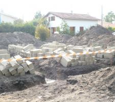 Tranchees faites le lundi 10 septembre et livraison de parpaing le jour meme