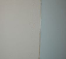 Traces de main dans le cr&eacute;pi de la cave &agrave; vin