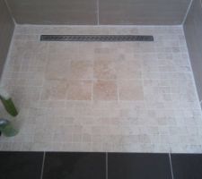 Sol douche à l'italienne en travertin