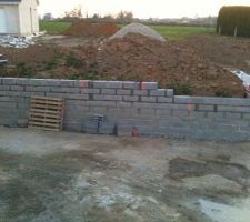 Mur soutenement. Celui-ci est pris dans la maison