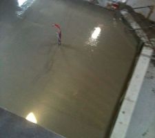 L'estrade coul&eacute;e et liss&eacute;e