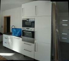 Manque la crédence, les caissons au dessus de l'évier, et la finition gauche. Des broutilles en somme :D