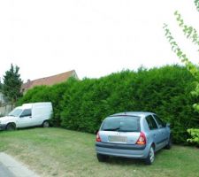 Photo de la fa&ccedil;ade avant prise au niveau de la rue.