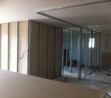 L'espace nuit et le couloir vu depuis ce qui sera le salon