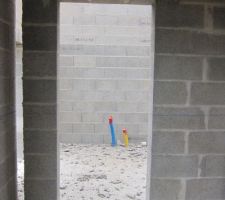 Vue de la future porte du cellier.
Devinette: pourquoi y a t'il un petit espace entre le mur ext&eacute;rieur et le pilier???