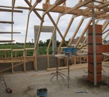 Vue de la charpente de l'&eacute;tage et du conduit de chemin&eacute;e