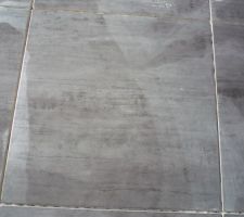 D&eacute;tail carrelage (pr&egrave;s de la baie) : &agrave; la lumi&egrave;re