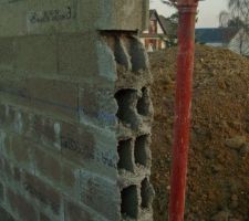 Suite à la porte fenêtre décalée, le maçon a du ralongé un mur et en cassé un bout d'un autre d'où cette photo